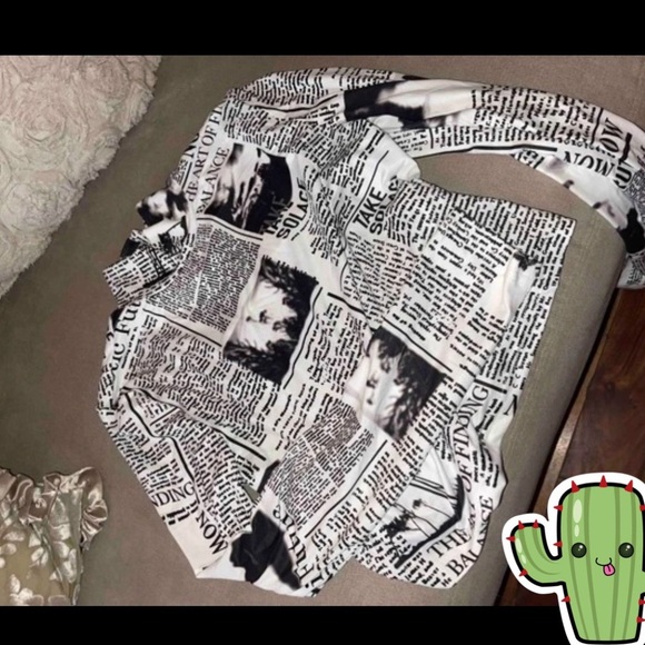 ✨Newspaper Print Mock Neck Crop Tee - Picture 4 of 6